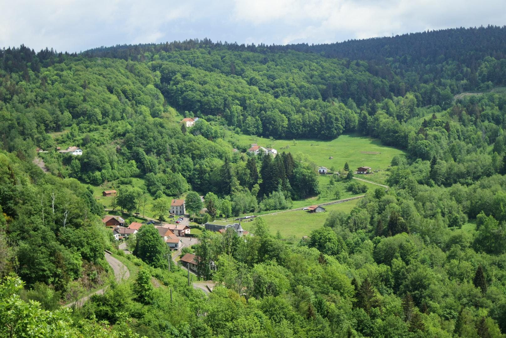 village niché dans le massif des vosges, découvrez chateau lambert