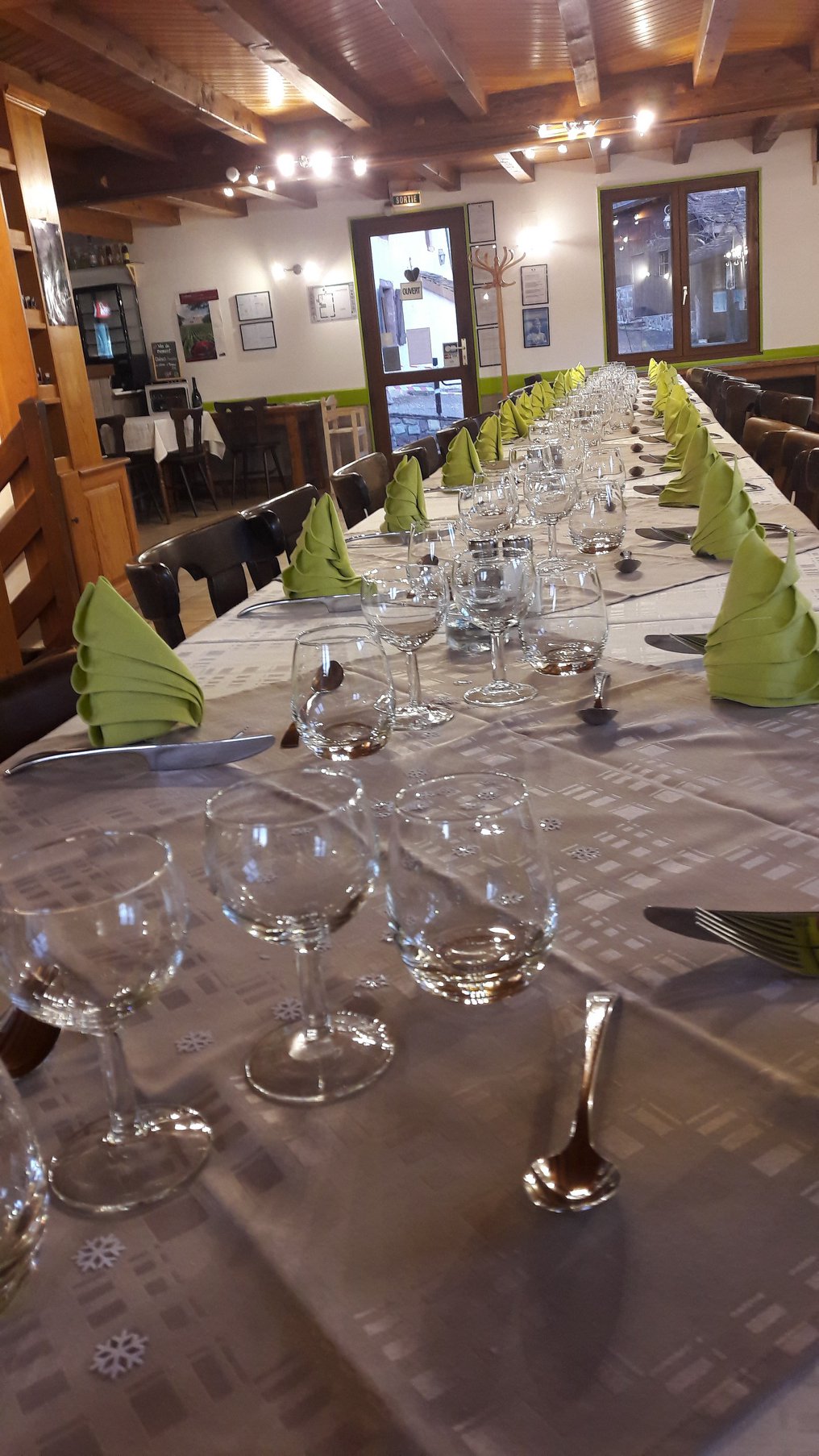 repas de groupe, grande tablée auberge des sources chateau lambert